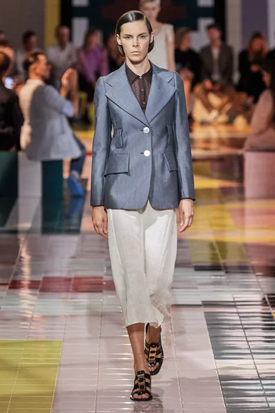 Look 3